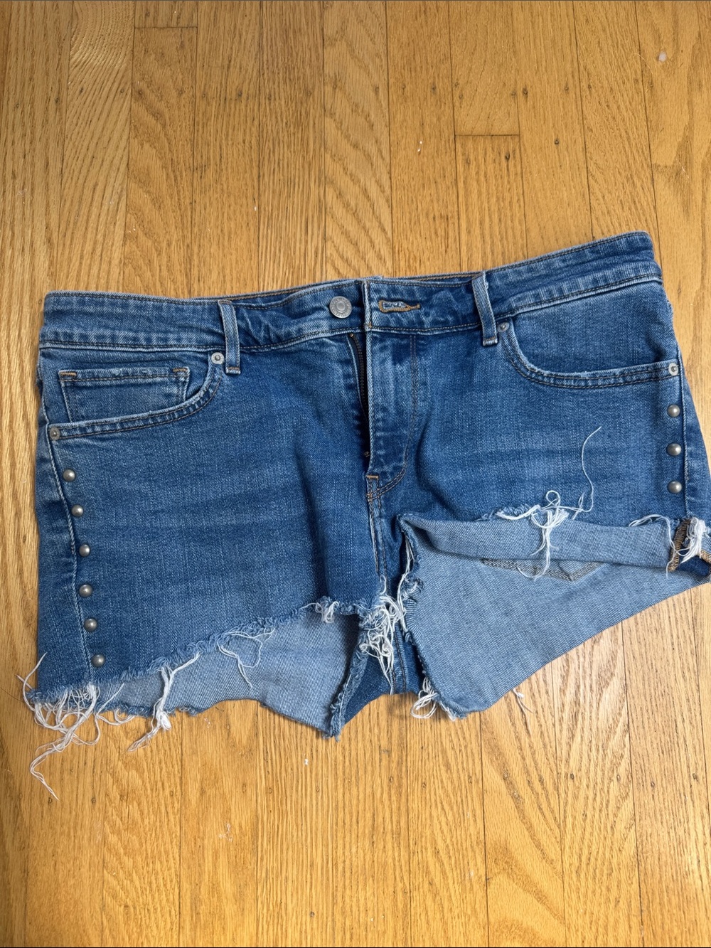 Signature Levi Strauss Blue Frayed Hem Studded Jean Shorts Size 32 |